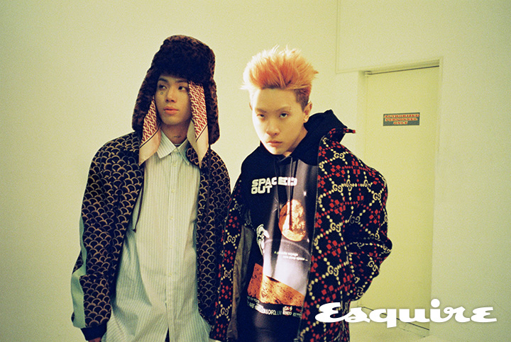 (루피) 트레이닝 점퍼, 셔츠 모두 발렌티노. 스카프 발렌티노 가라바니. 트래퍼 해트 캉골. (나플라) 점퍼 구찌. 후드 티셔츠 겐조. 체인 스트랩 스타일리스트 소장품.