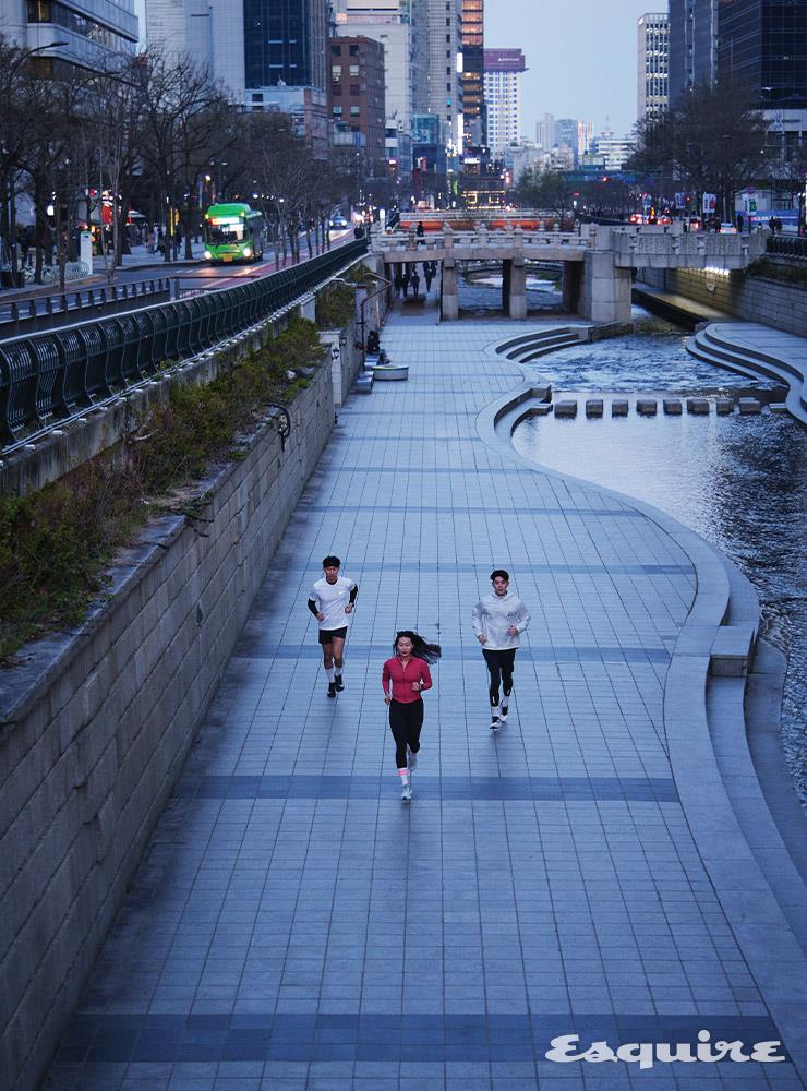 김정희, 원동빈, 한성수 씨가 청계천을 뛰고 있는 모습. 세 사람은 다른 동네에 거주하지만, 종종 모여 달리기도 한다.