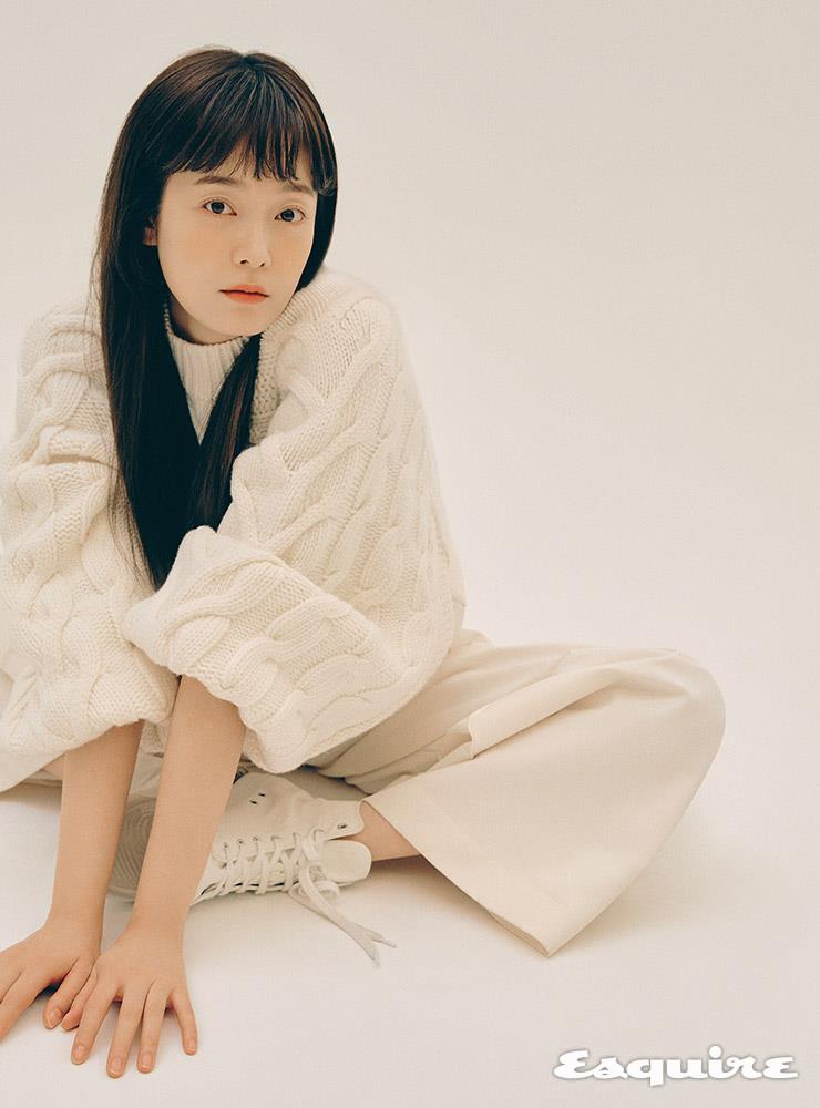 벌룬 스웨터 롱샴. 팬츠, 스니커즈 모두 스타일리스트 소장품.