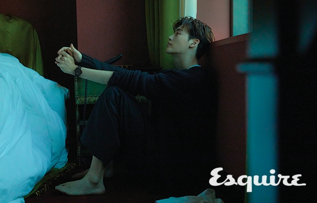 스틸과 세드나 골드 소재 케이스에 블랙 다이얼, 블랙 러버 스트랩을 조합한 오메가 씨마스터 다이버 300M. 카디건 앤 드뮐미스터 by 분더샵. 티셔츠 T by 알렉산더 왕. 바지 김서룡.