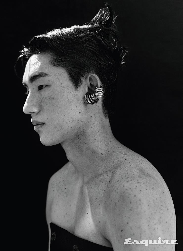 테일러드 뷔스티에 250만원대, 후프 이어커프 60만원대, 이어커프로 착용한 링 60만원대 모두 알렉산더 맥퀸.