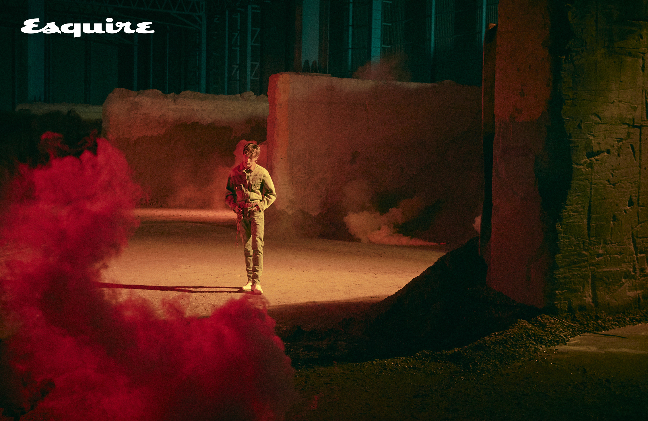 데님 재킷, 데님 바지, 흰색 부츠, 갈색 벨트 모두 우영미. 안에 겹쳐 입은 니트, 키 링 모두 윈도우00. 반지, 귀걸이 모두 크롬하츠.