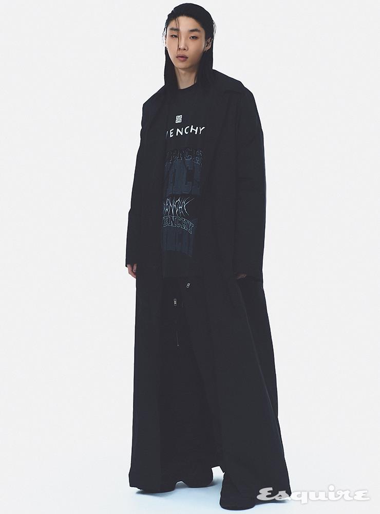 코트, 티셔츠, 블랙 팬츠와 슈즈 모두 가격 미정 지방시.