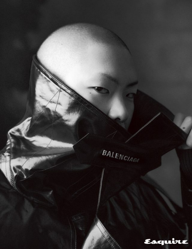 깃을 높게 세운 인코그니토 트렌치코트 발렌시아가.