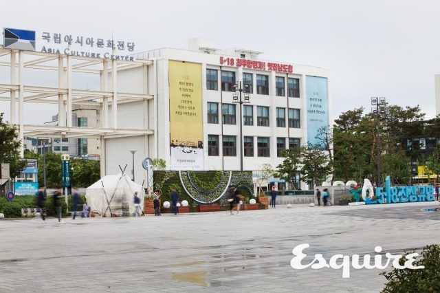 5·18민주광장과 연결된 국립아시아문화전당 입구 주변 풍경. 전남도청 별관 건물 일부를 철거한 뒤 철골 구조를 보강했다. 구 전남도청 별관에서는 도청의 완전한 복원을 요구하는 농성이 진행 중이다.