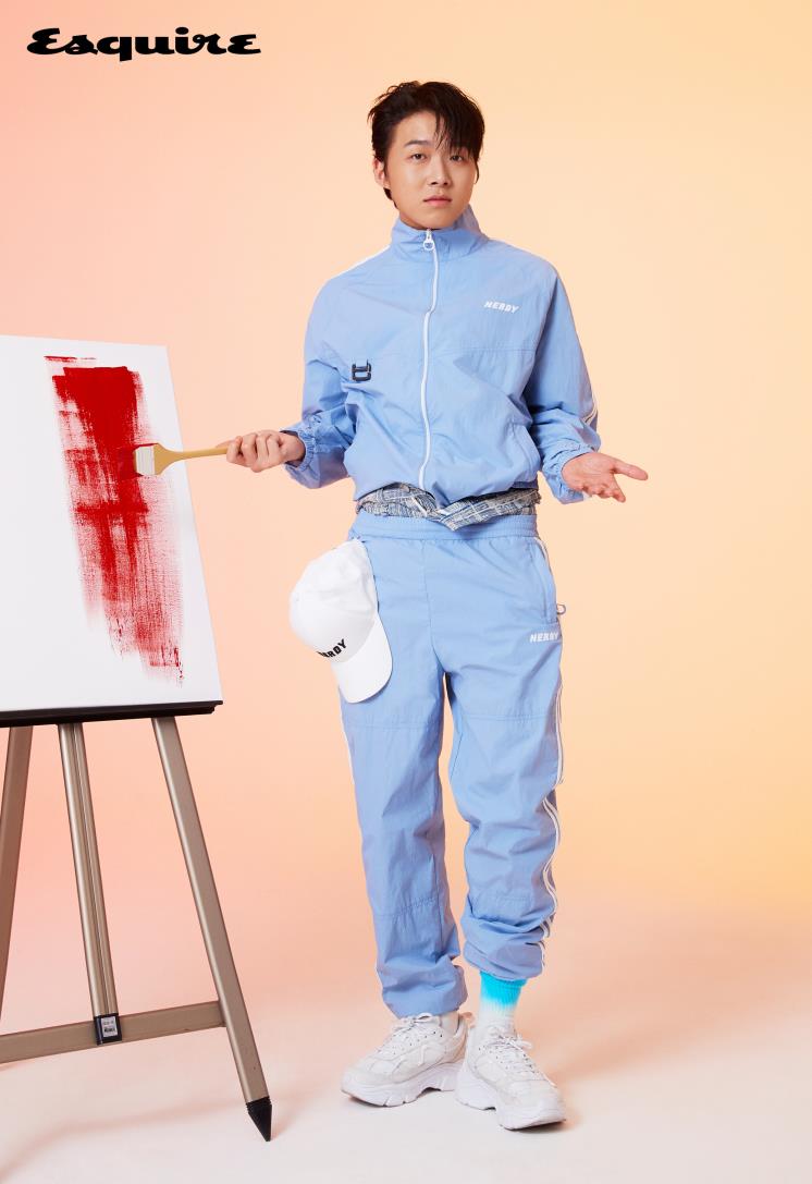 스카이블루 트레이닝 셋업, 화이트 캡, 양말, 화이트 스니커즈 모두 널디.