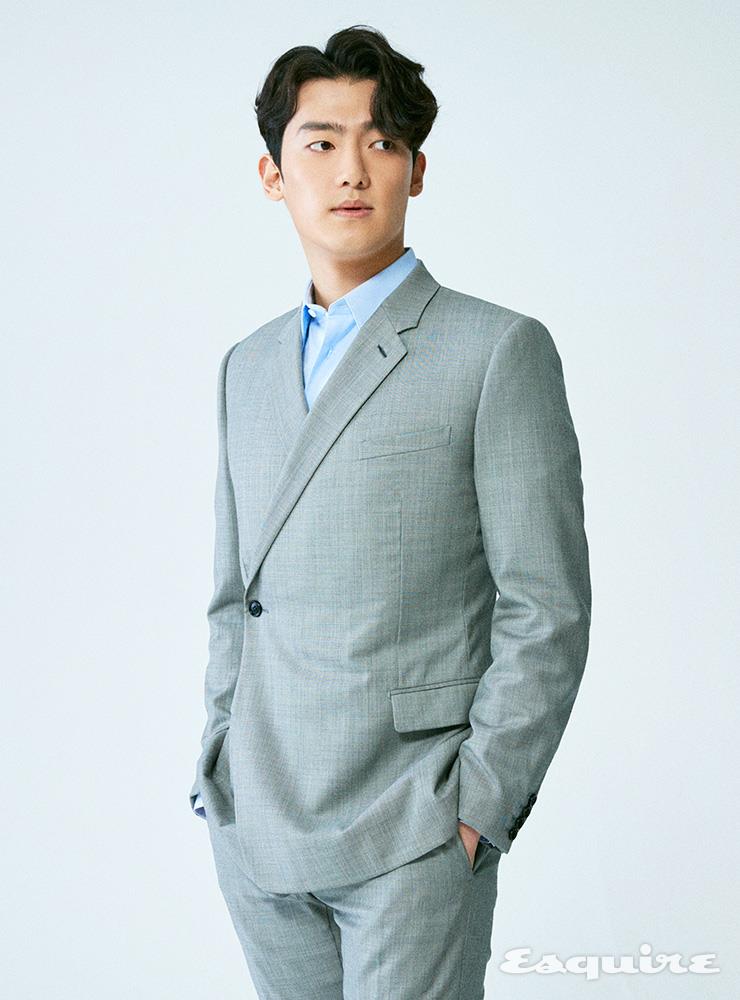 그레이 재킷, 블루 셔츠, 로고 네크리스 모두 디올 맨.