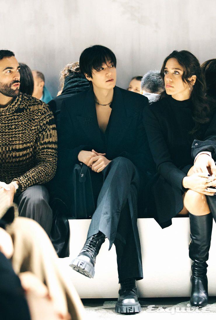 진중한 모습으로 2024 F/W 쇼를 감상하는 앰배서더 이민호.