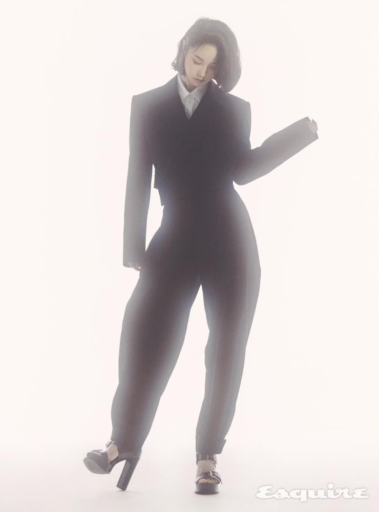 턱시도 재킷, 포플린 셔츠, 울 커브 턱시도 팬츠, 레더 버클 플랫폼 샌들 모두 알렉산더 맥퀸.